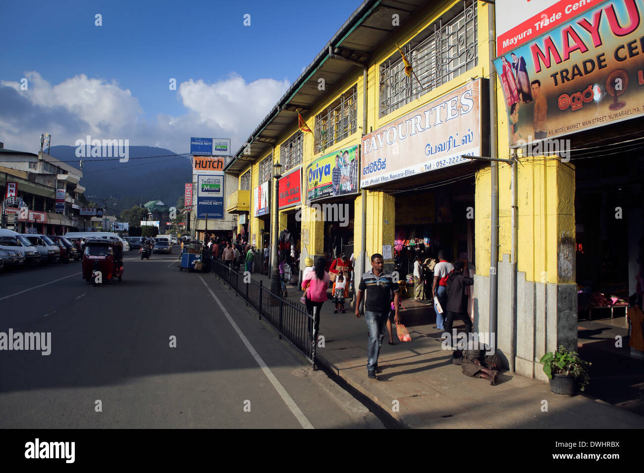 Fußgänger in der Hauptstraße von Nuwara Eliya im Hochland von Sri Lanka Stockfoto