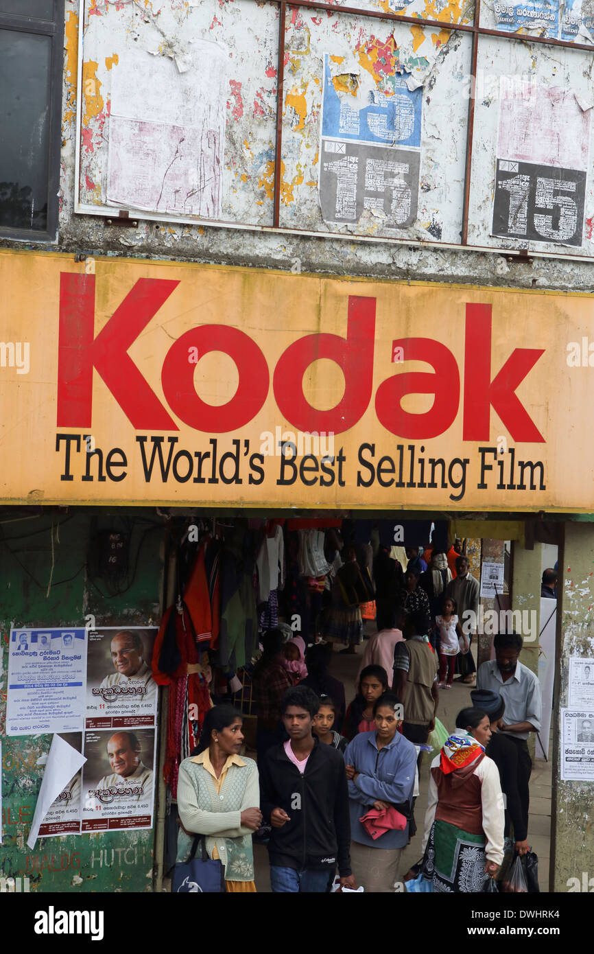 Die Hauptstraße von Nuwara Eliya im Jahr 2014 mit einer alten Werbeschild für Kodak Film, einer vergangenen Ära im digitalen Zeitalter Stockfoto