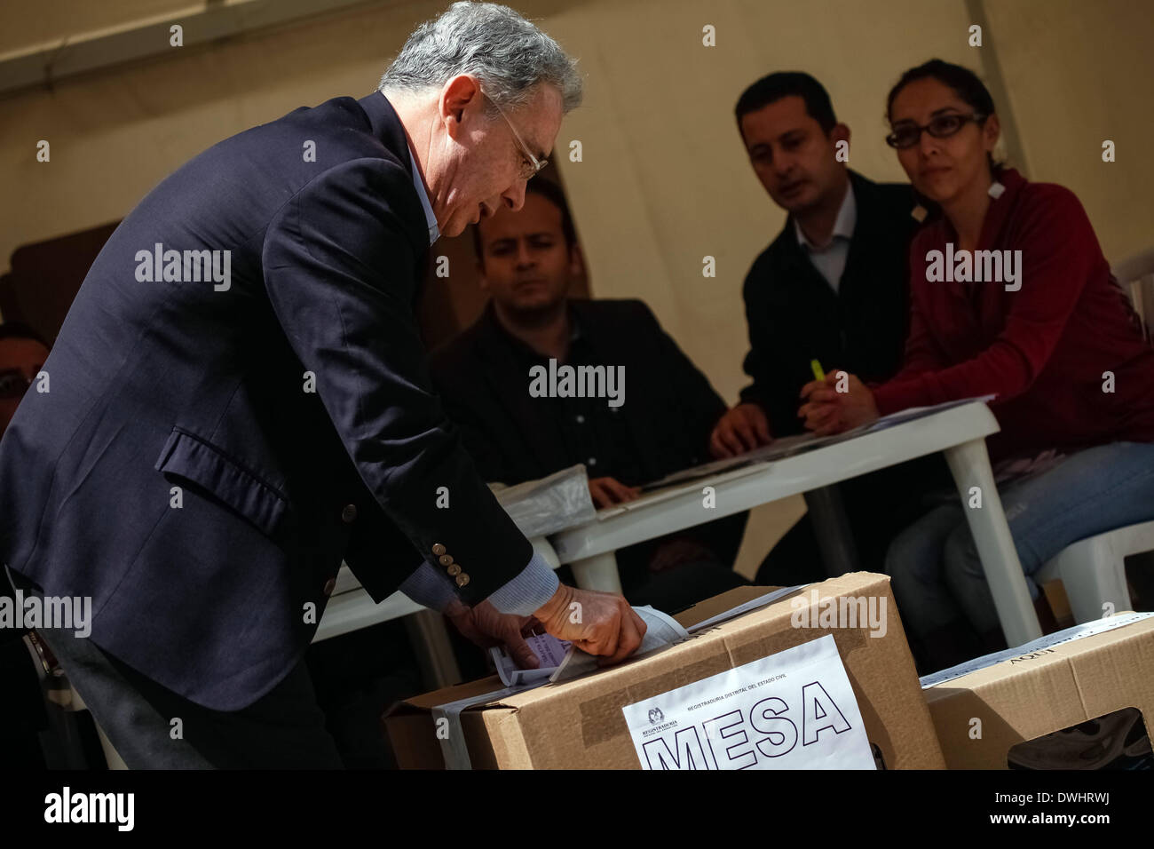 Bogota, Kolumbien. 9. März 2014. Ehemaligen kolumbianischen Präsidenten Alvaro Uribe (L) wirft seine Stimme während der Parlamentswahlen in Bogota, der Hauptstadt Kolumbiens, am 9. März 2014. Bildnachweis: Jhon Paz/Xinhua/Alamy Live-Nachrichten Stockfoto