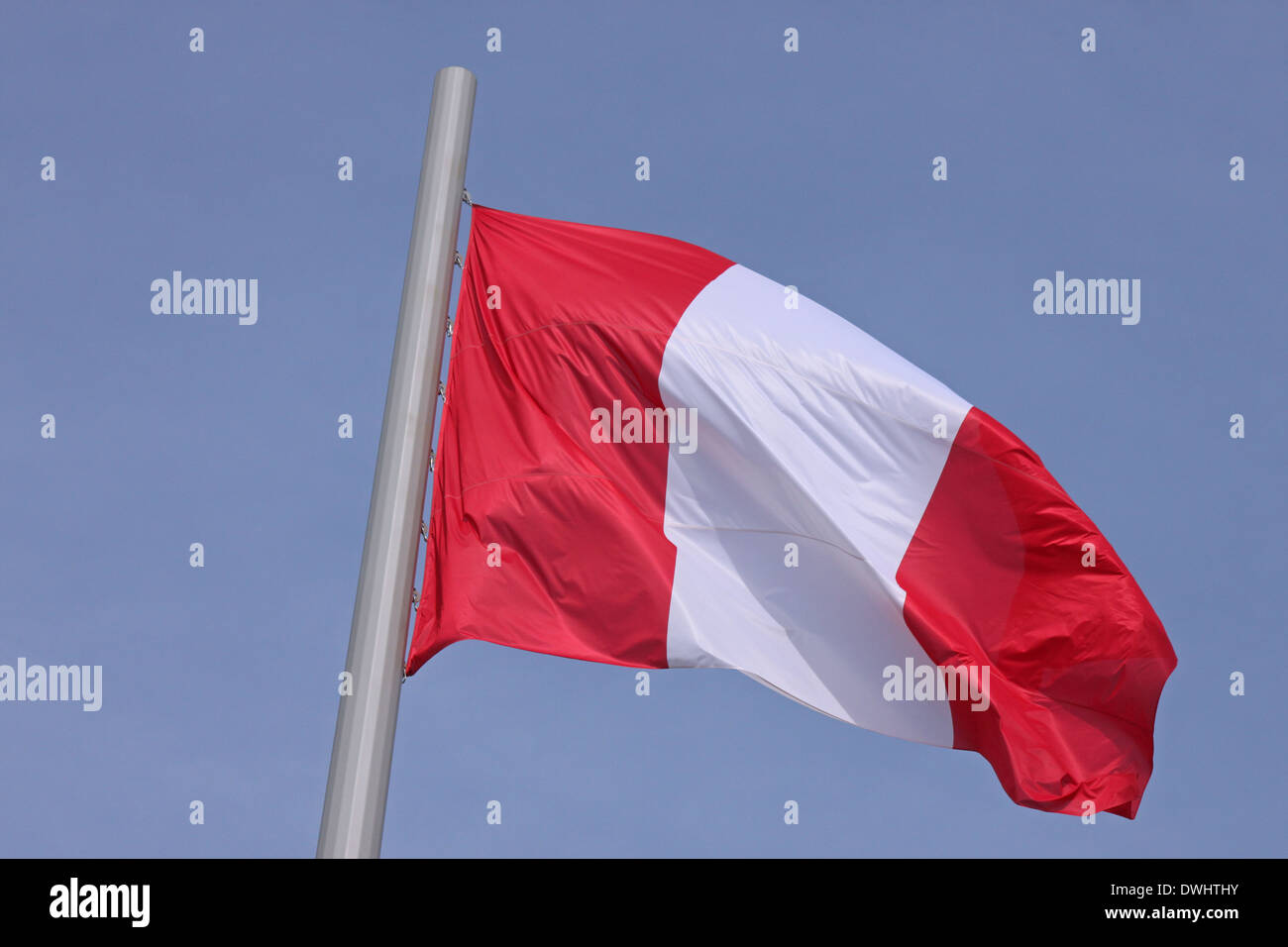 Flagge von Peru über blauen Himmel Stockfoto