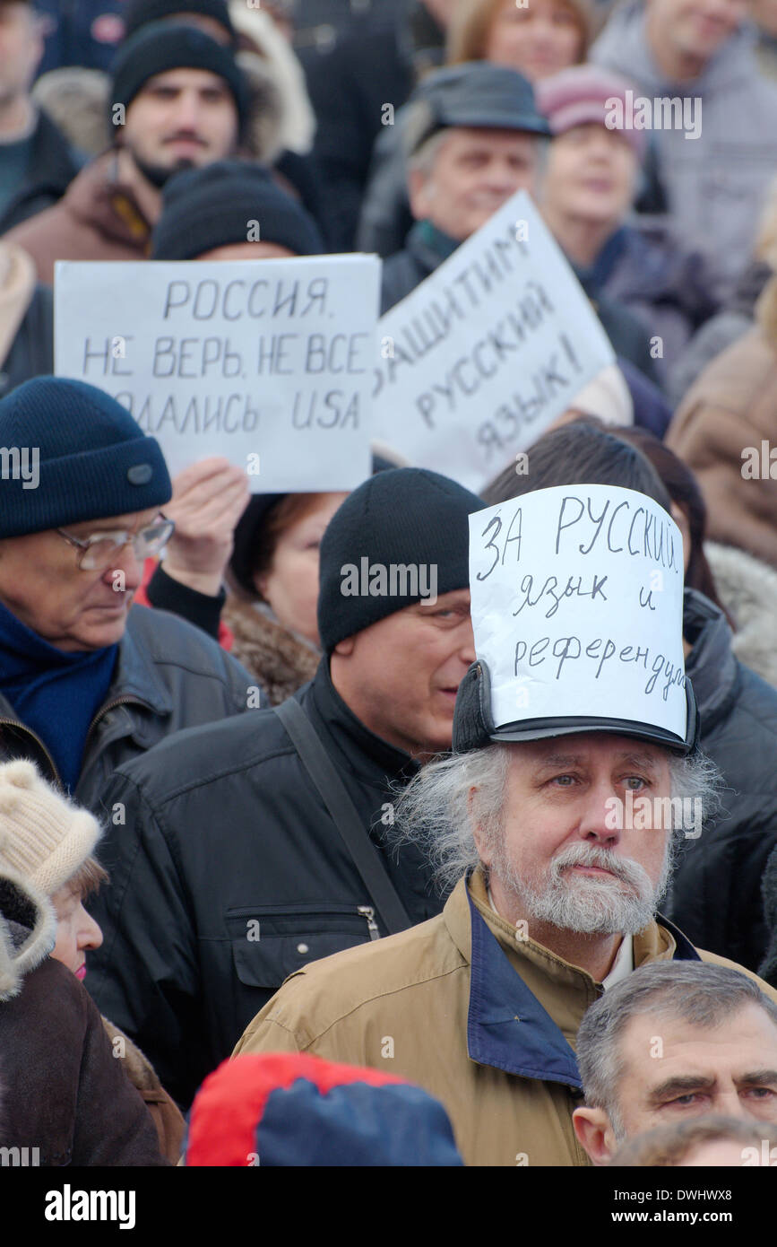 Odessa, Ukraine. 9. März 2014. Volksversammlung "Kulikovo-Feld". Diese Demonstration in Kulikovo Field, Odessa, Ukraine (Süd-Ukraine), gegen die neue Regierung in Kiew gegen die National-Faschismus, für ein Referendum und zur Unterstützung der Krim und Krim Völker, Credit: Andrei Nekrassow/Alamy Live News Stockfoto