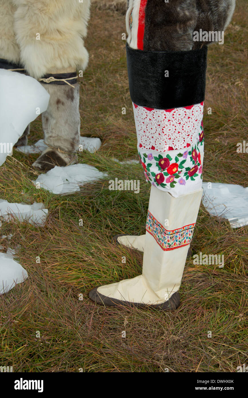 Grönland, Diskobucht, Saqqaq (alias Sarqaq oder Solsiden). Paar, im grönländischen Trachtenmode. Stockfoto