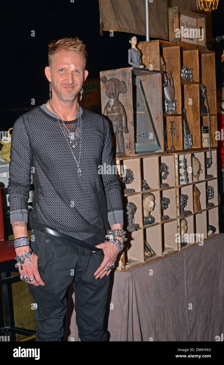 Porträt eines jungen Mannes, der Verkauf von Zinn Schmuck auf der New York Tattoo Convention im Roseland Ballroom in Midtown Manhattan, NYC Stockfoto