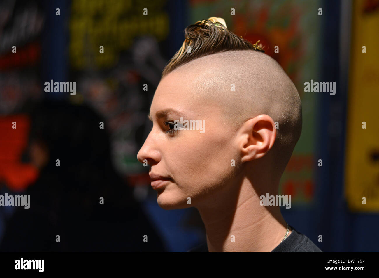 Porträt einer Frau mit einem teilweise rasierten Kopf und Mohawk auf der New York City Tattoo Convention im Roseland Ballroom Stockfoto