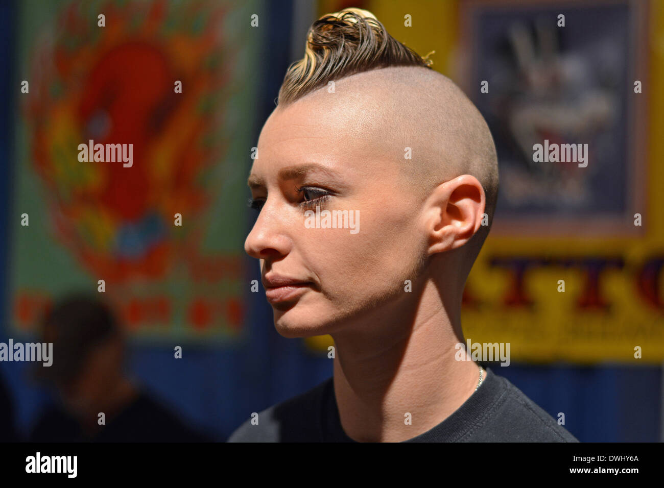 Porträt einer Frau mit einem teilweise rasierten Kopf und Mohawk auf der New York City Tattoo Convention im Roseland Ballroom Stockfoto