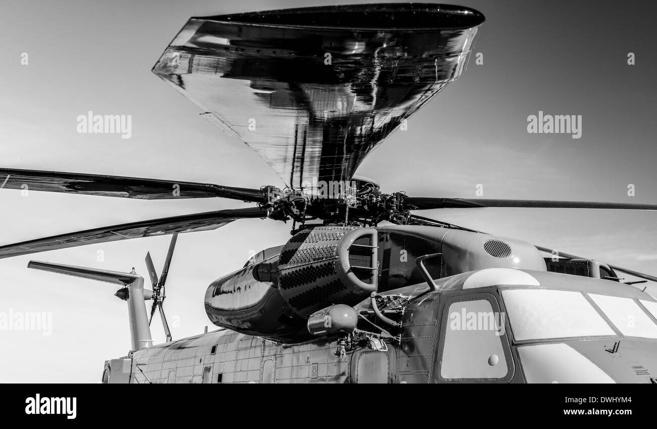 Niedrige Hubschrauber - zu ebnen, schwarz & weiß Stockfoto