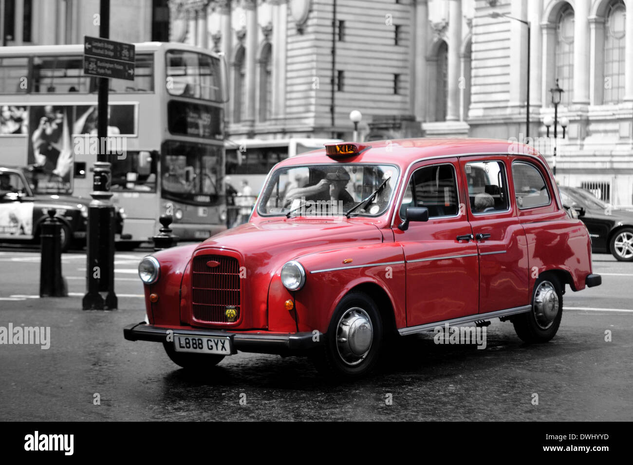 ein rotes Taxi in london Stockfoto