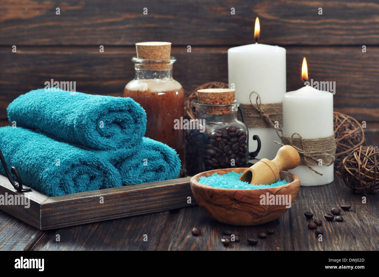 Spa-Komposition mit Handtüchern, Kerzen und Meersalz auf hölzernen Hintergrund Stockfoto