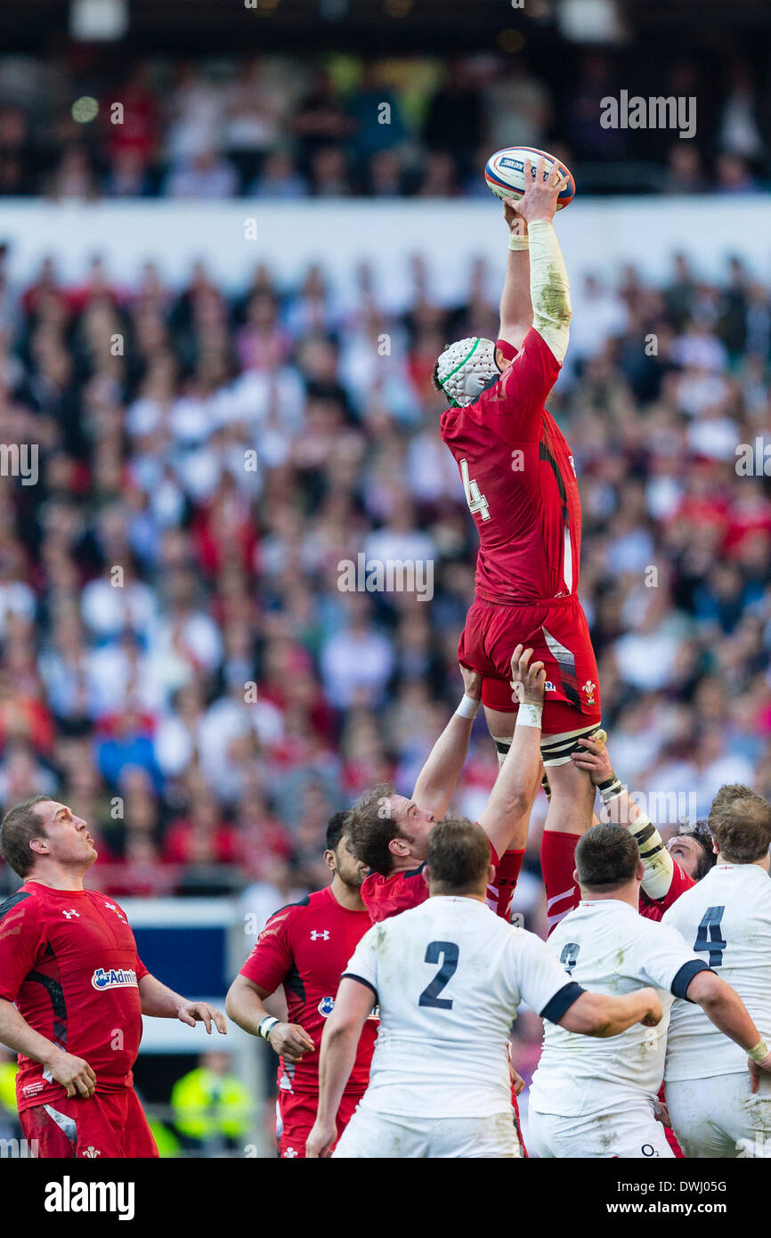 London, UK. 9. März 2014. Wales zweite Zeile Jake BALL nimmt einen Lineout während der RBS 6 Nations-Spiel zwischen England und Wales im Twickenham Stadion Credit: Action Plus Sport/Alamy Live News Stockfoto