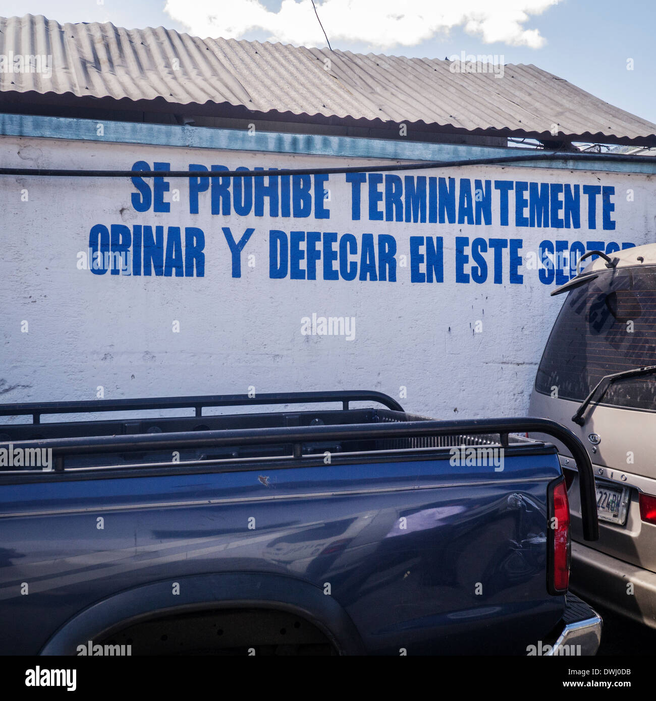 Antigua-Markt Schild mit der Aufschrift es ist verboten zu Defecate und urinieren an diesem Ort, Guatemala Stockfoto