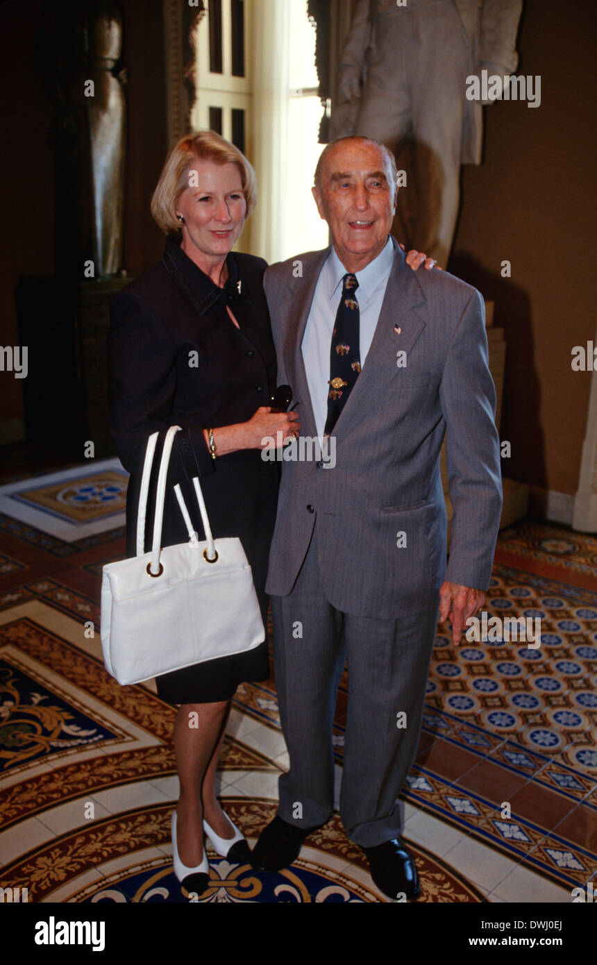 US-Senator Strom Thurmond, 94, und seine Frau Nancy Moore feiert seinen 41 Jahren im Senat, damit ihn der dienstälteste Senator in der Geschichte 22. Mai 1997 in Washington, DC. Stockfoto