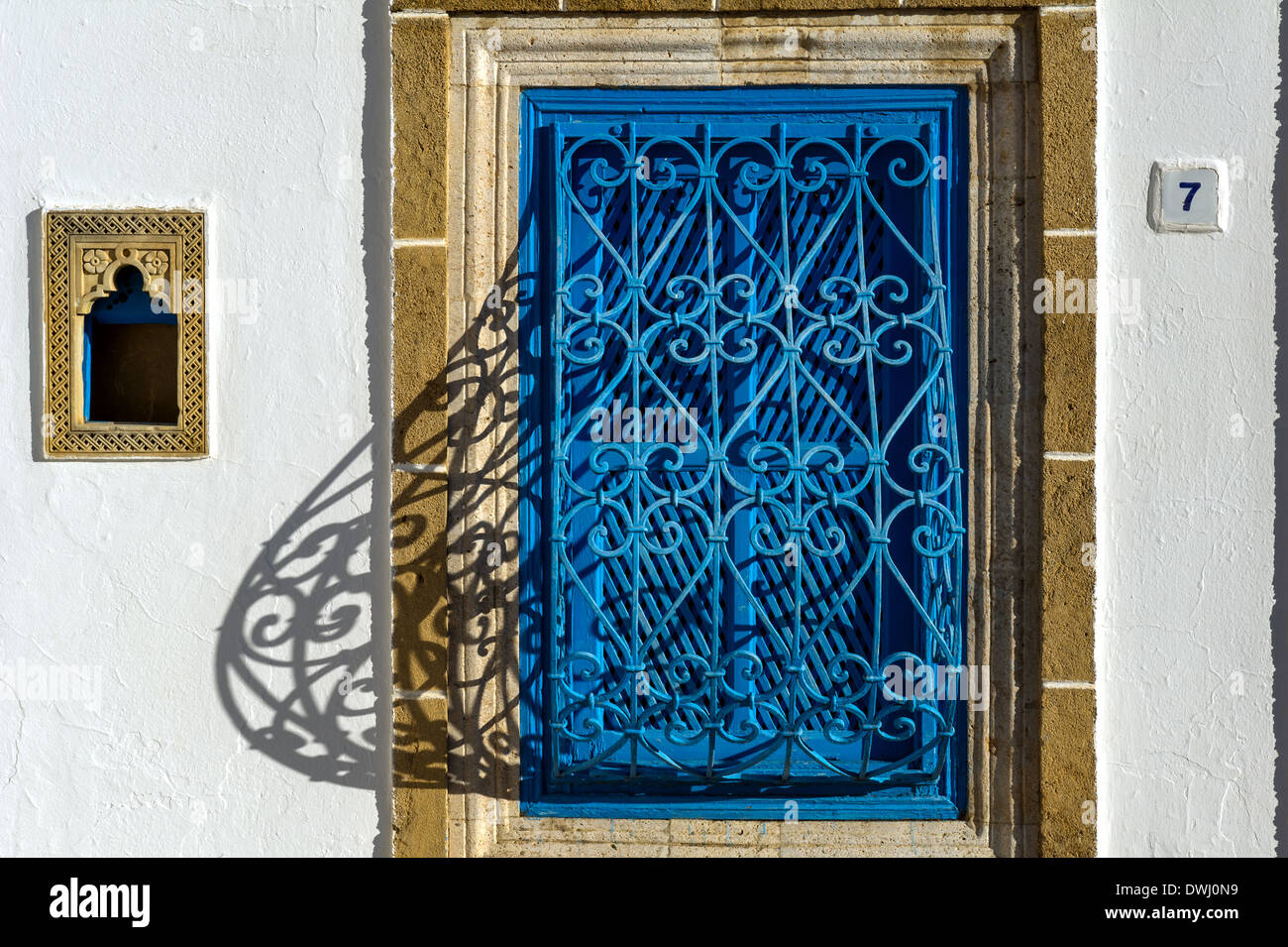 Nordafrika, Tunesien, Sidi Bou Said. Wandleuchten-Fenster. Stockfoto