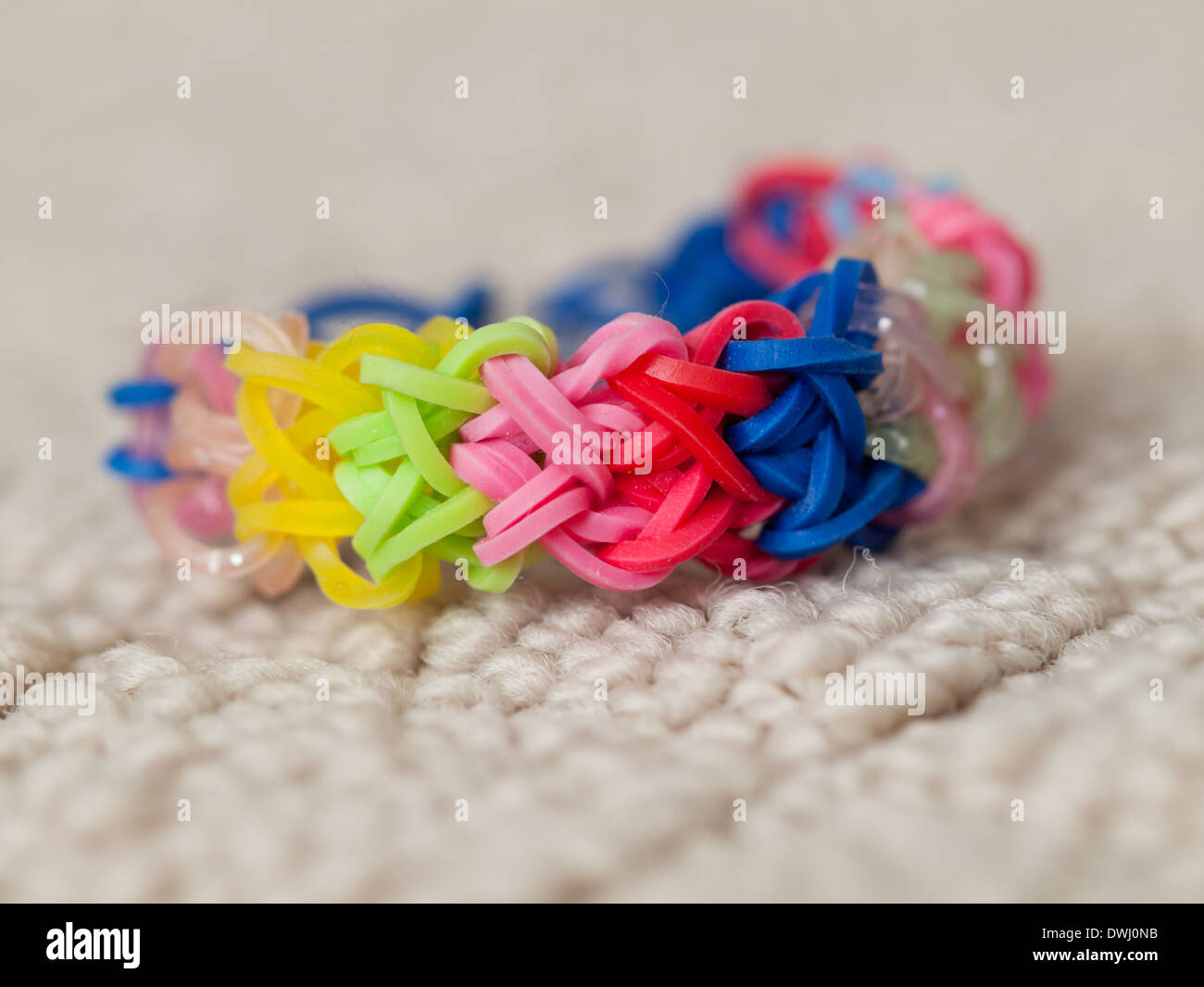 Eine Nahaufnahme von einem farbenfrohen Rainbow Loom Armband. Stockfoto