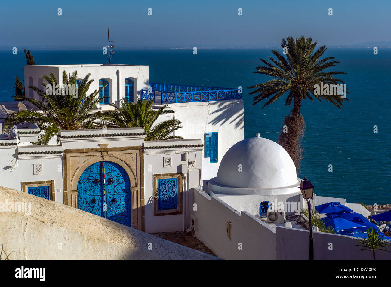 Nordafrika, Tunesien, Sidi Bou Said. Blick auf den Golf von Tunis und die traditionellen weißen Häuser der Medina. Stockfoto