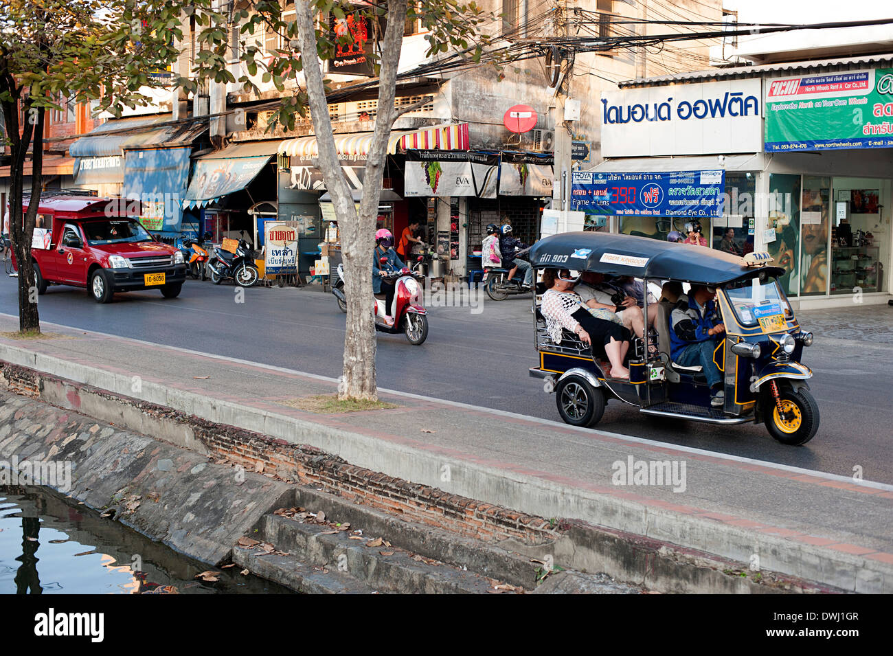 Straßen- und Geschäfte entlang des Kanals Ping in Chiang Mai. Stockfoto