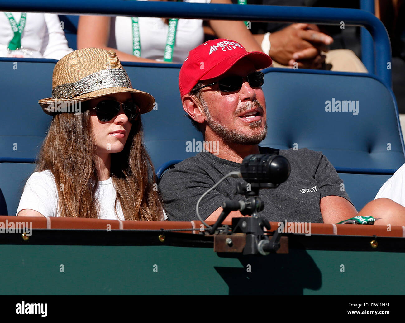 Indische Brunnen, Kalifornien, USA. 8. März 2014: Oracle CEO Larry Ellison und Freundin Nikita Kahn in die Teilnehmerliste für das Spiel zwischen Andy Murray aus Großbritannien und Lukas Rosol der Tschechischen Republik bei der BNP Paribas Open in Indian Wells Tennis Garden in Indian Wells CA. / Alamy Live News Stockfoto