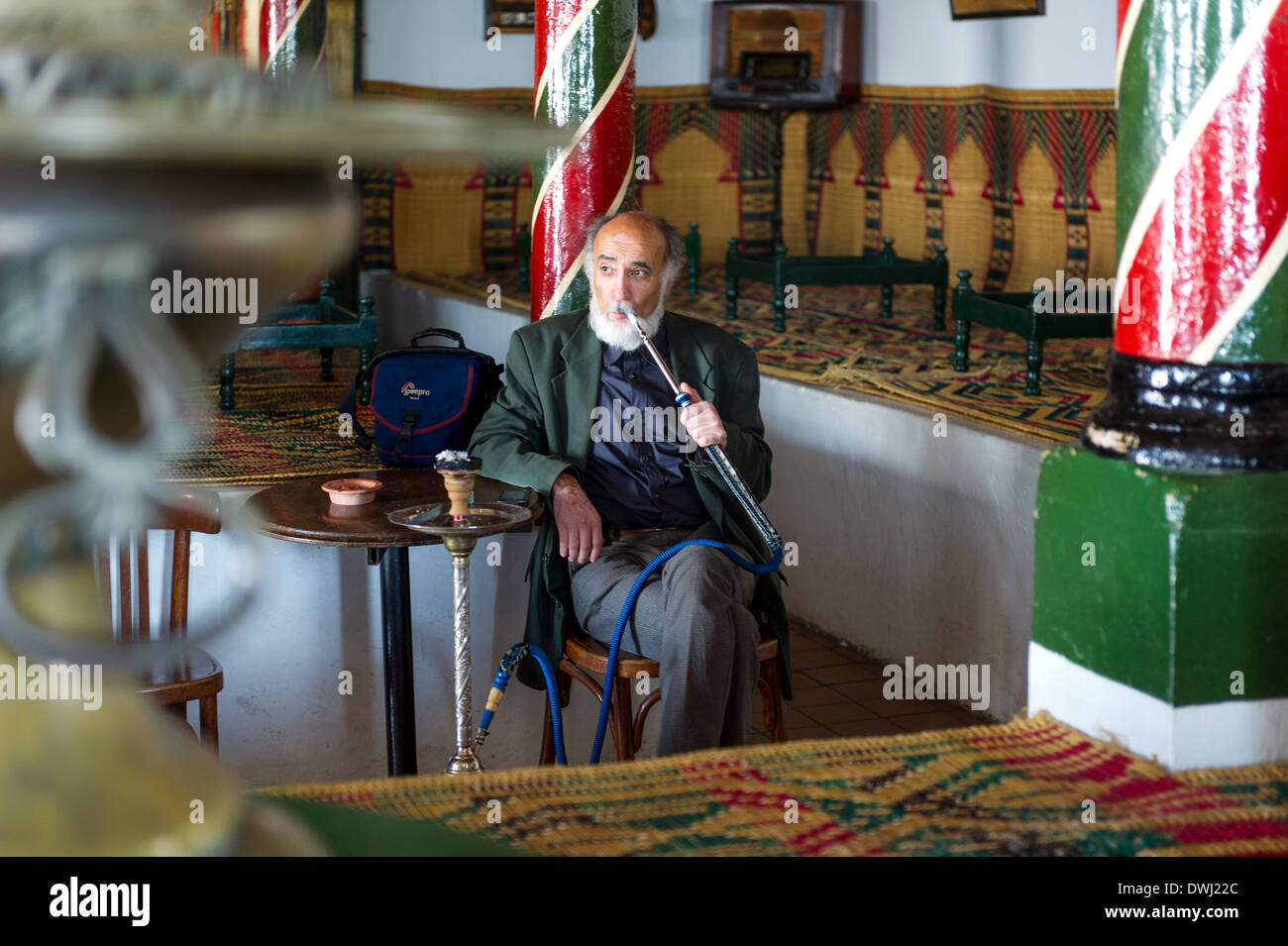 Nordafrika, Tunesien, Sidi Bou Said. Raucher von Shisha auf dem berühmten "Café des Nattes". Stockfoto