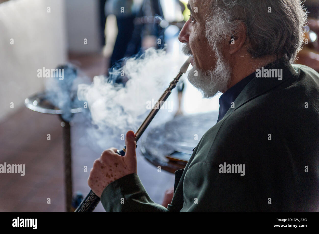 Nordafrika, Tunesien, Sidi Bou Said. Raucher von Shisha auf dem berühmten "Café des Nattes". Stockfoto