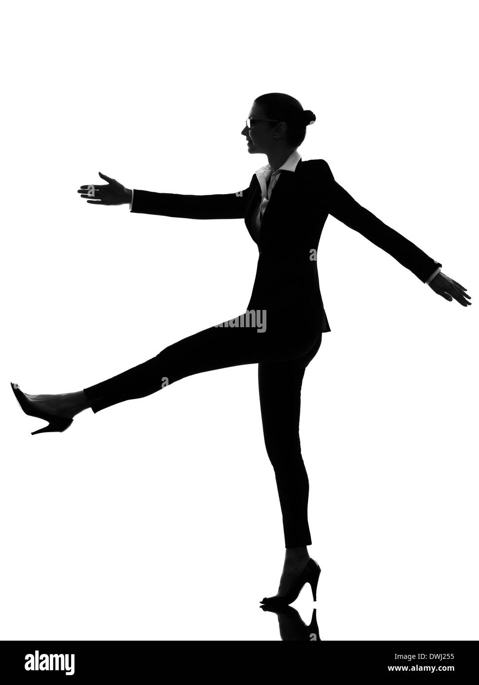 eine Business-Frau zu Fuß marschieren in der Silhouette auf weißem Hintergrund Stockfoto