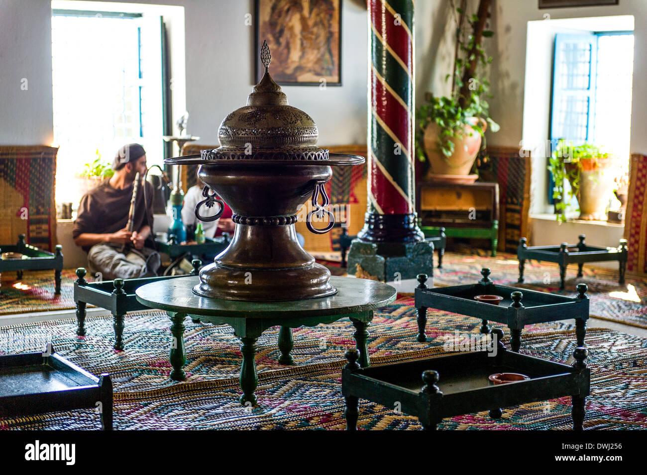 Nordafrika, Tunesien, Sidi Bou Said. Raucher von Shisha auf dem berühmten "Café des Nattes". Stockfoto