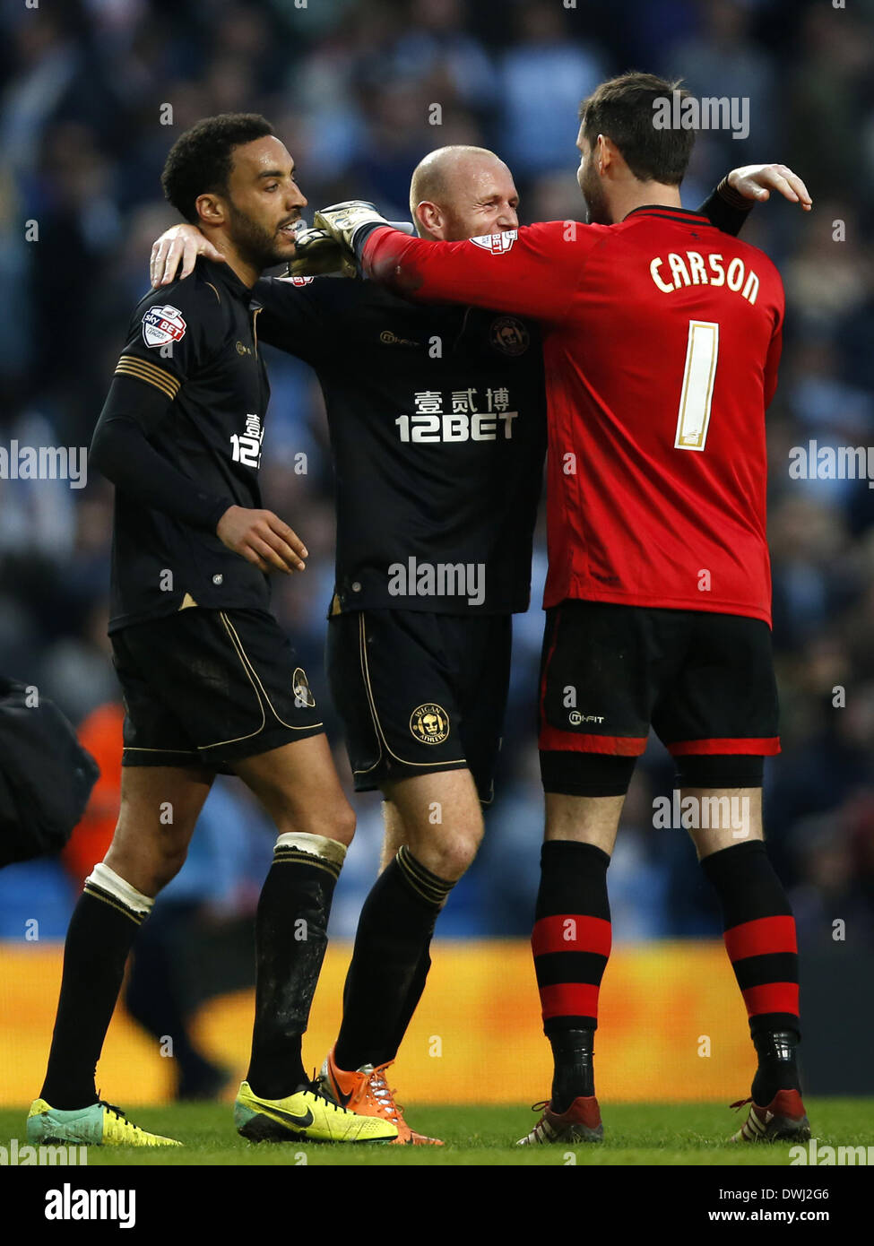 Manchester, Wigan feiert Sieg mit Teamkollegen James Perch (L) und Stephen Crainey nach FA Cup Viertelfinal-match zwischen Manchester City und Wigan im Etihad Stadium in Manchester. 9. März 2014. Scott Carson (R), Torwart von Wigan feiert Sieg mit Teamkollegen James Perch (L) und Stephen Crainey nach FA Cup Viertelfinal-Spiel zwischen Manchester City und Wigan im Etihad Stadium in Manchester, England am 9. März 2014. Wigan gewann 2: 1. © Wang Lili/Xinhua/Alamy Live-Nachrichten Stockfoto