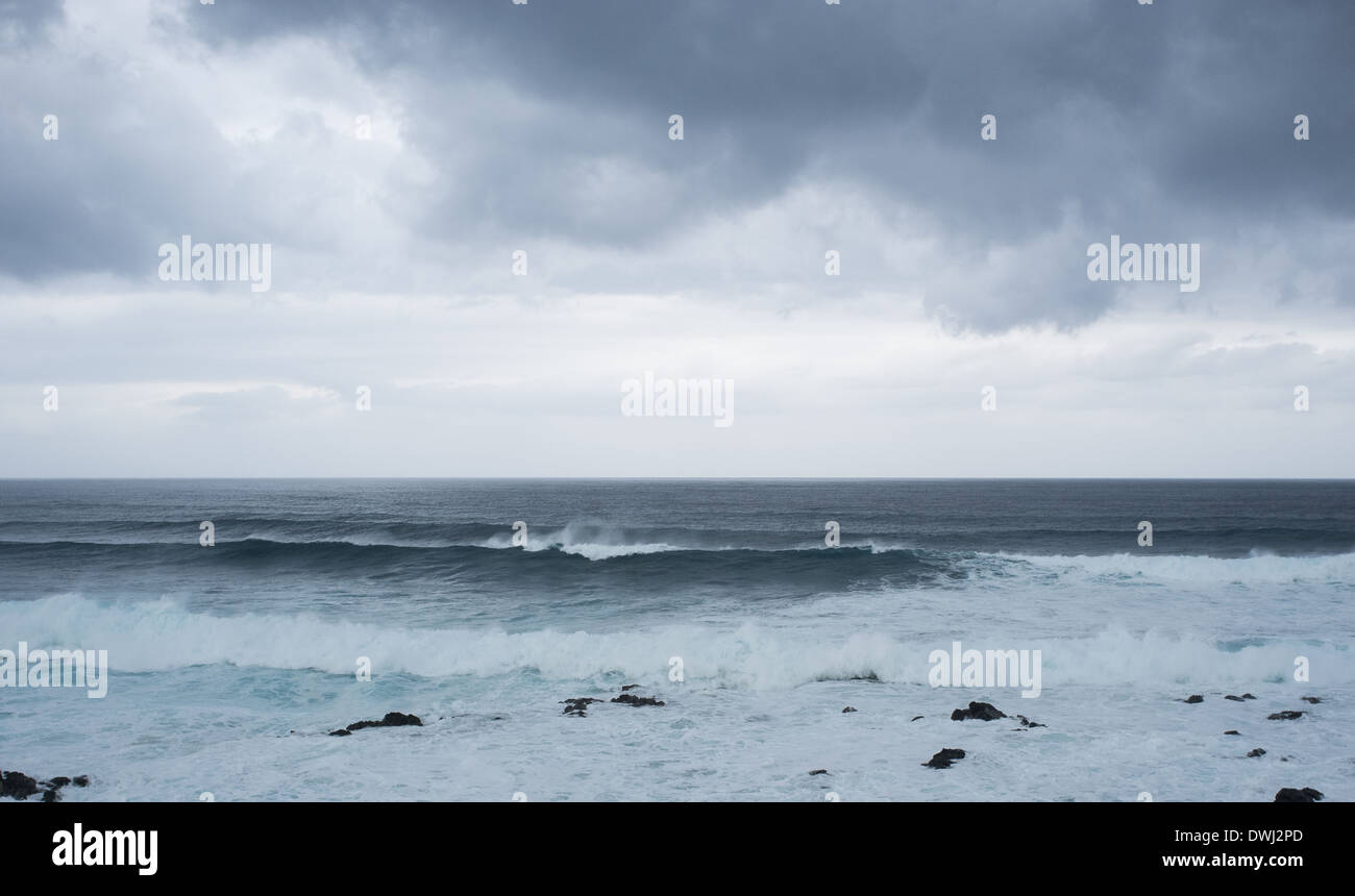 Sturm, hohem Seegang, Wellen, Felsen, dunklen Himmel, Hookipa Beach, Maui, Hawaii Stockfoto