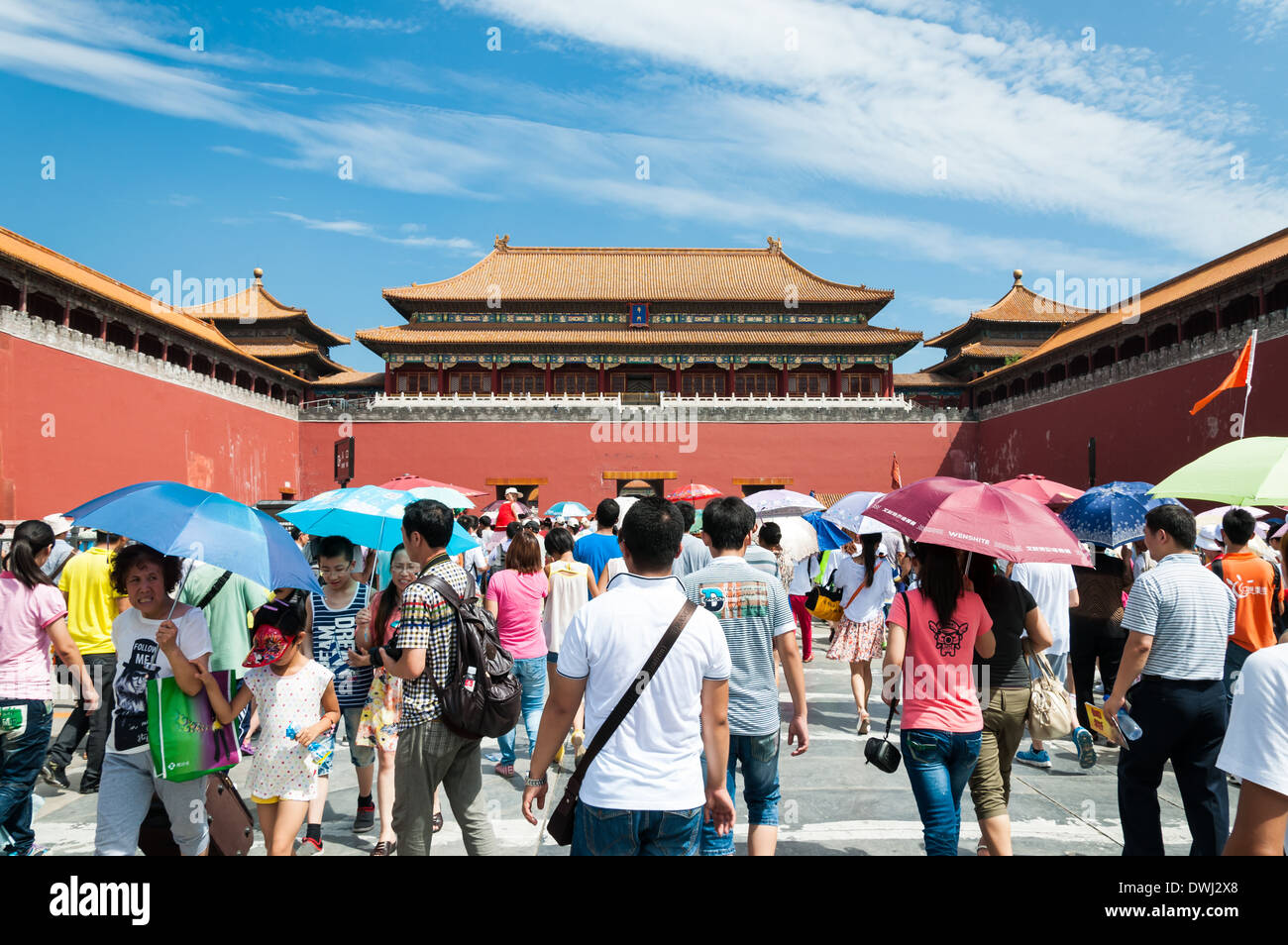Touristen betreten durch die Meridian-Tor in der verbotenen Stadt in Peking, China. Stockfoto
