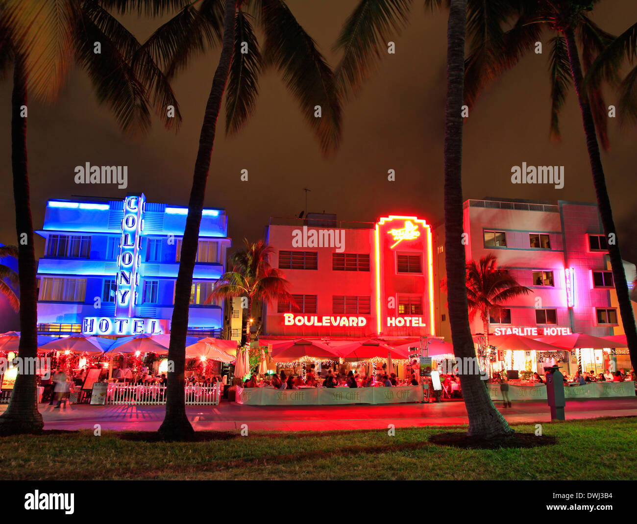 Beleuchtete Art-Deco-Hotels am Ocean Drive in der Nacht in Miami Beach Stockfoto