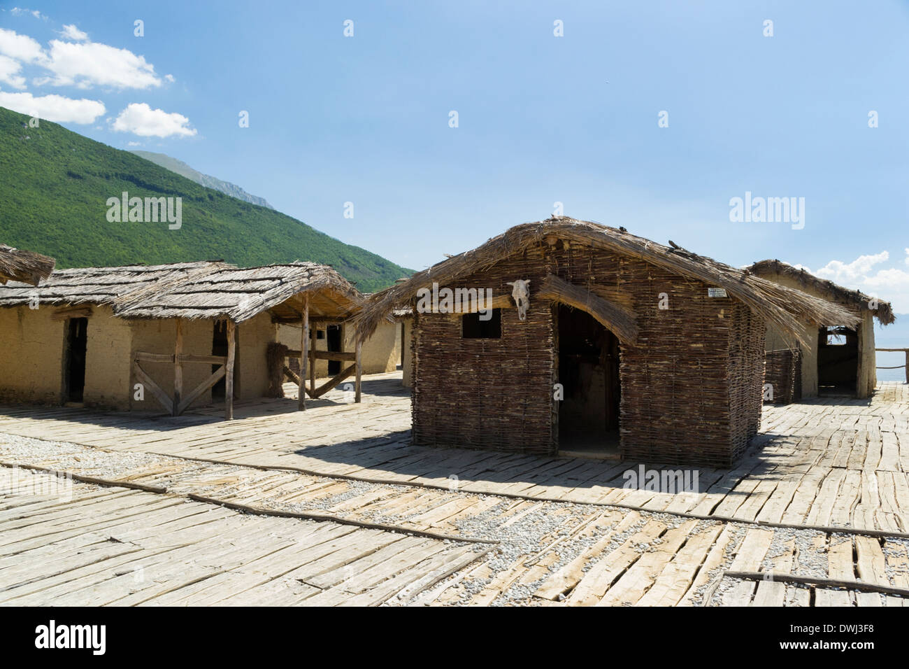 Lehmhäuser - Museum auf dem Wasser in der Bucht von Knochen, Ohrid, Mazedonien Stockfoto