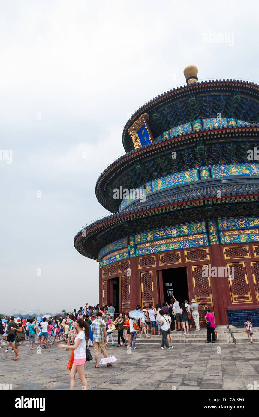 Touristen-Mühle vorbei an der Temple of Heaven in Peking, China. Stockfoto