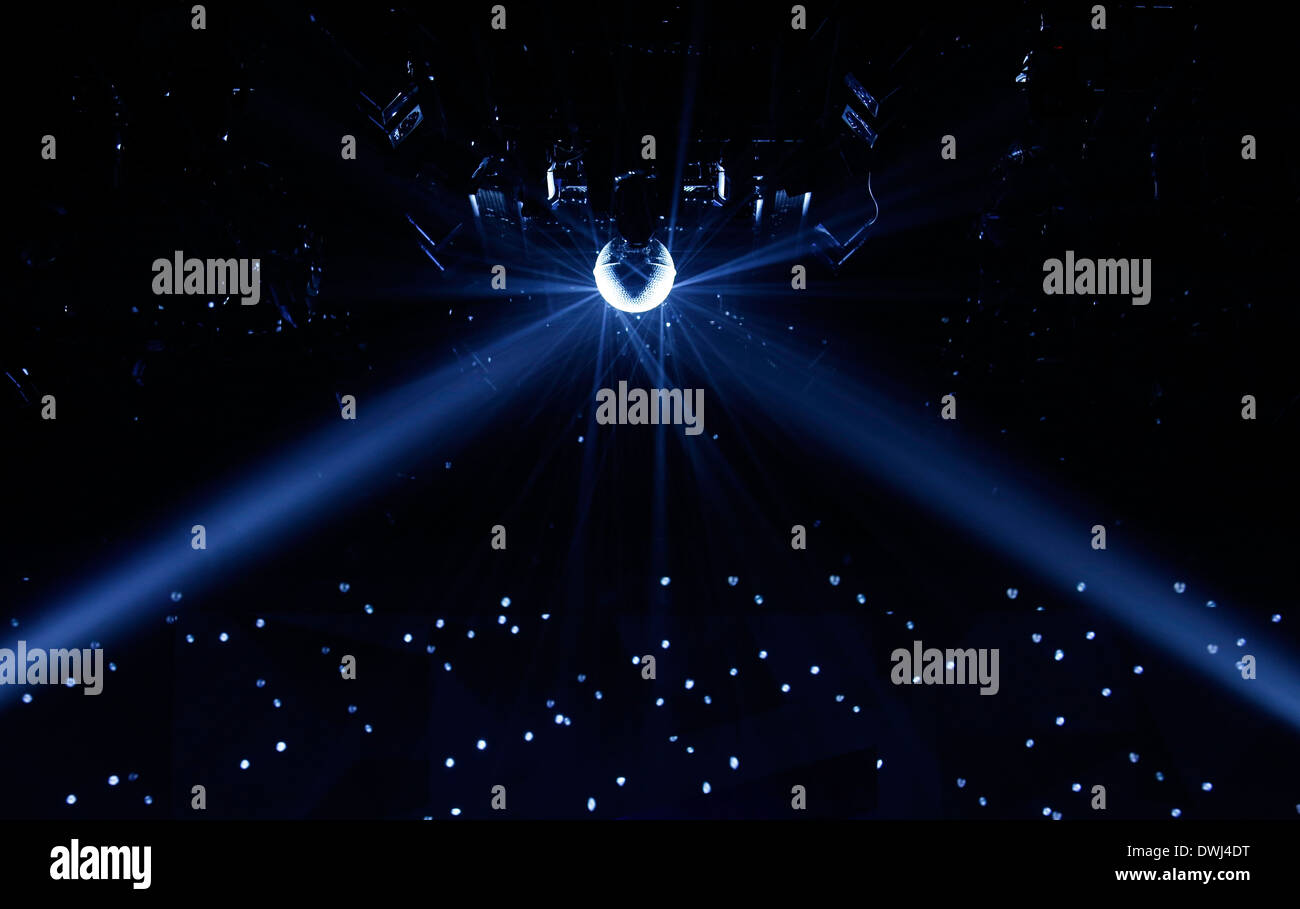 Beleuchtung ist über eine Bühne während einer Fashion-Show gesehen. Stockfoto