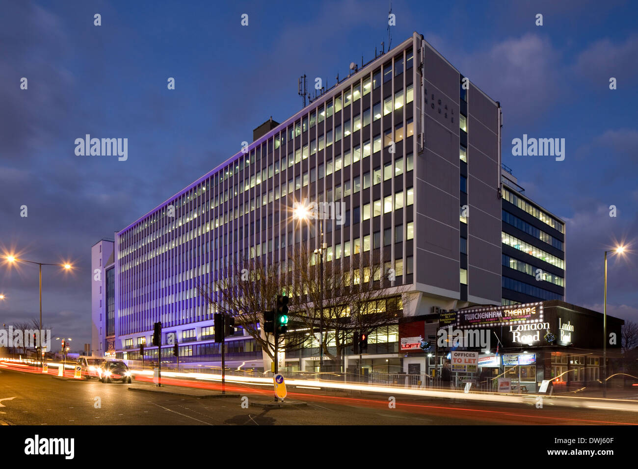 Regal House Office Building, Twickenham, Großbritannien. Architekt: Scott Brownrigg, 2013. Schrägansicht des vorderen Bürohaus fa Stockfoto