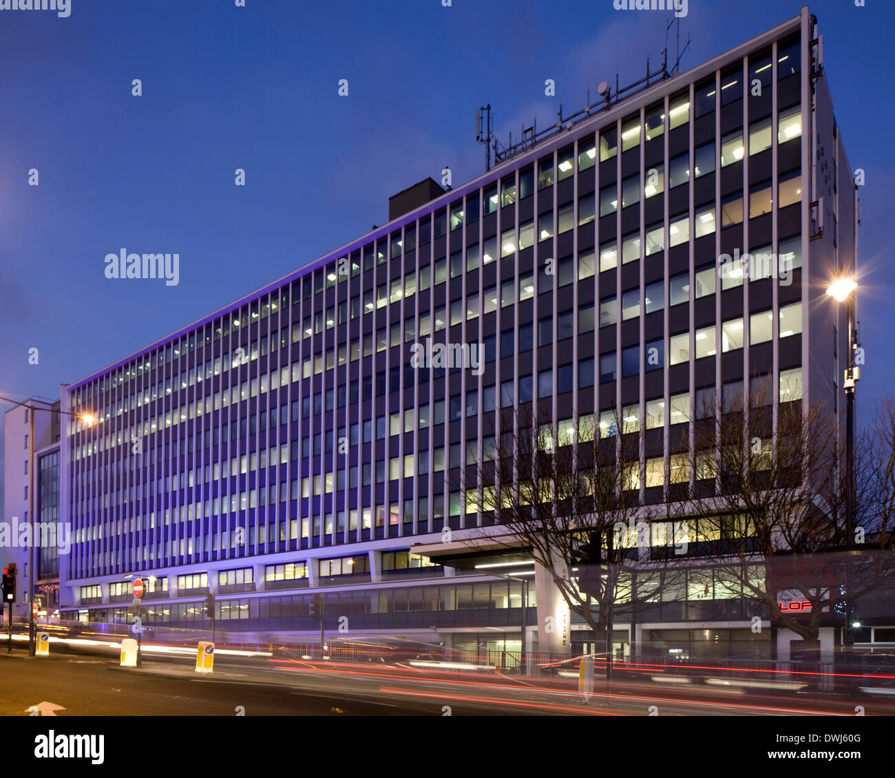 Regal House Office Building, Twickenham, Großbritannien. Architekt: Scott Brownrigg, 2013. Schrägansicht des vorderen Bürohaus fa Stockfoto