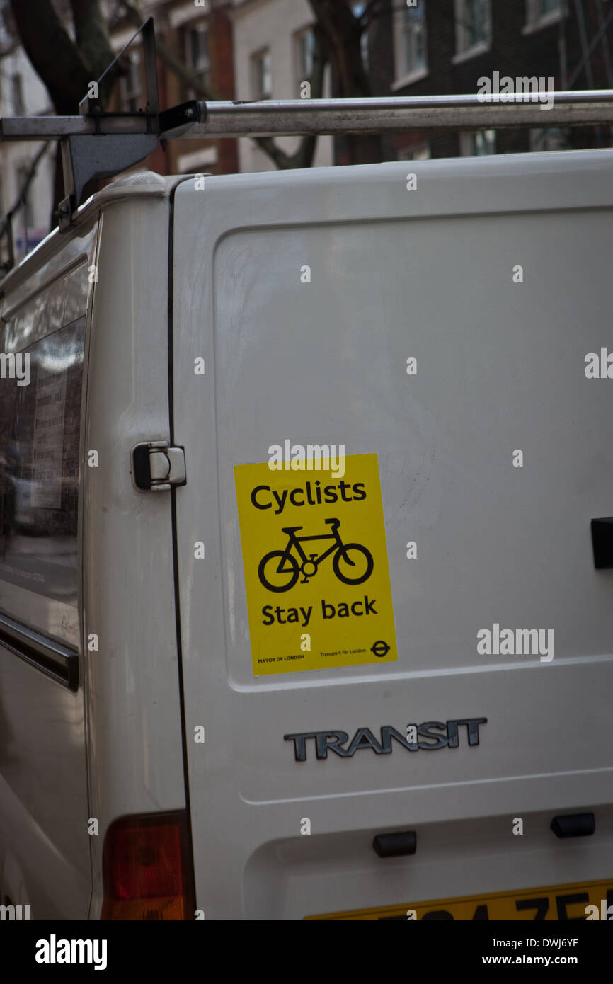 White Van mit einem "Radfahrer Aufenthalt zurück" Aufkleber auf den hinteren Türen Stockfoto