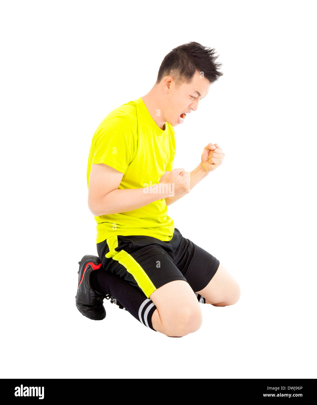 junge Fußballer machen Sie eine Faust und schreien im studio Stockfoto
