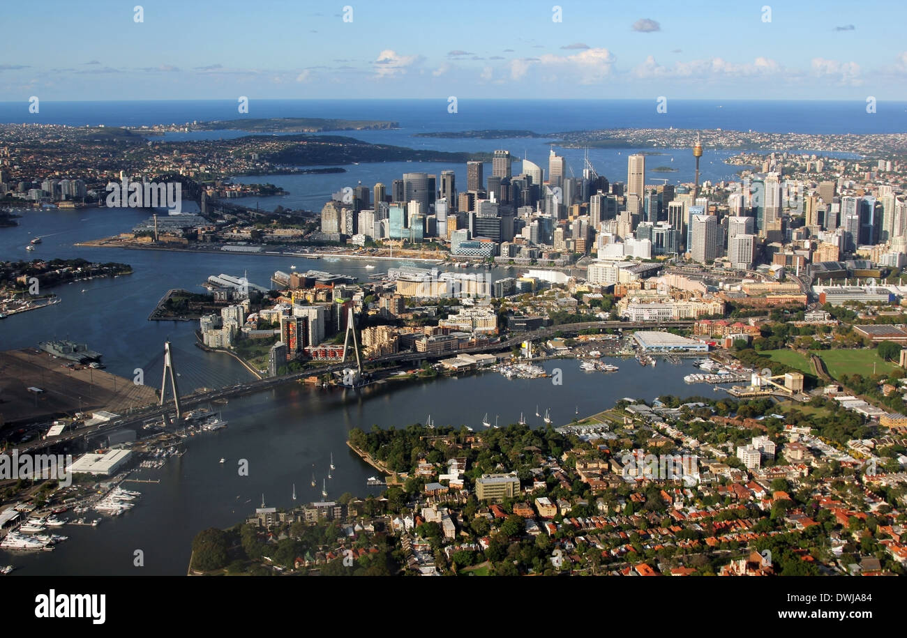 Luftaufnahme des Hafens von Sydney nach Osten über Darling Harbour und die Stadt in Richtung Meer, Sydney, Australien Stockfoto