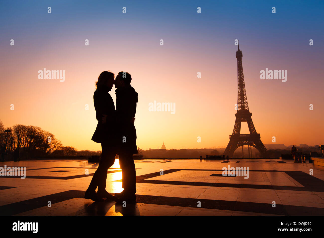 liebendes Paar küssen am Eiffelturm Hintergrund, Paris, Frankreich Stockfoto