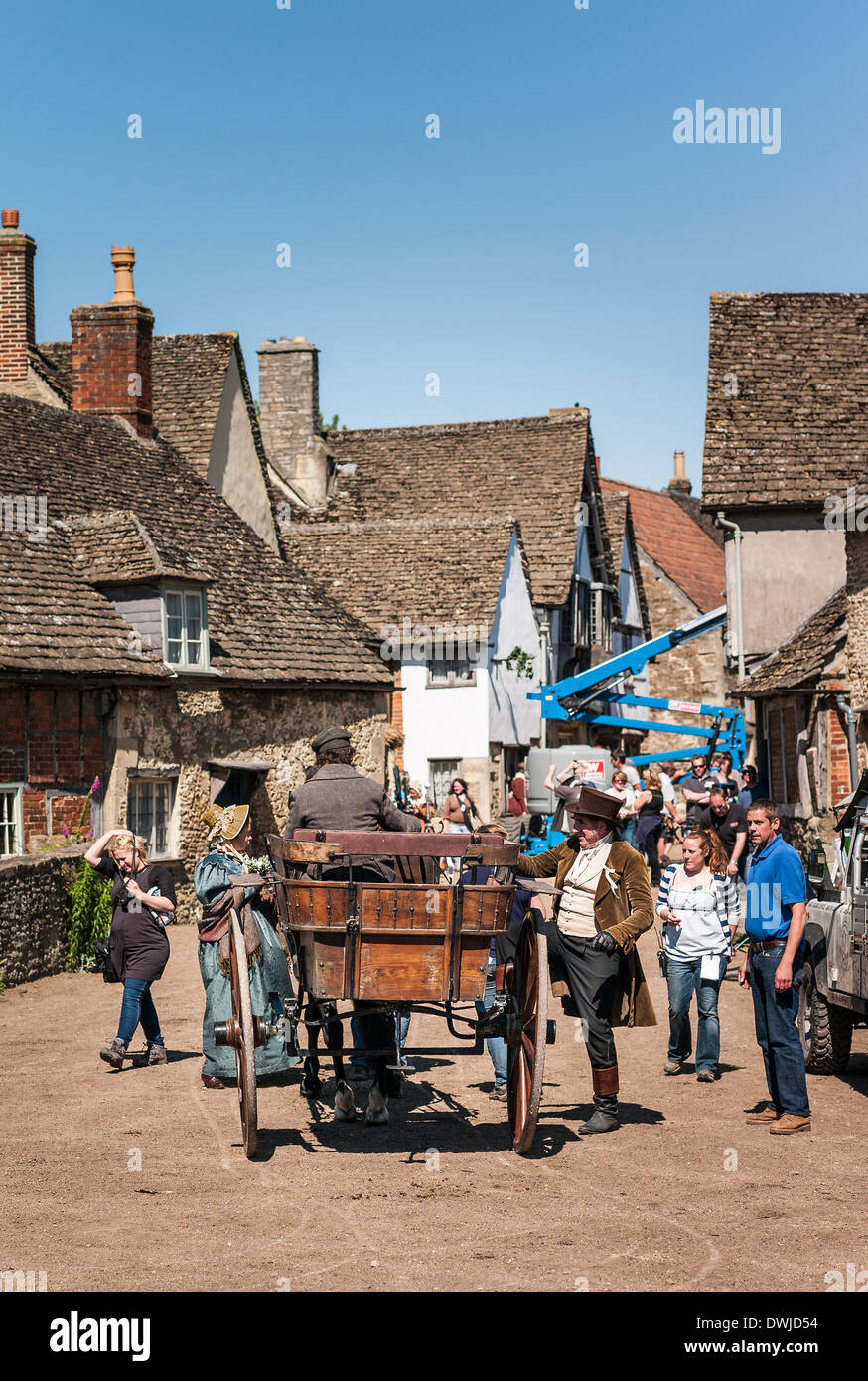 TV-Stars, die Dreharbeiten in Lacock Dorfszenen für Cranford Stockfoto