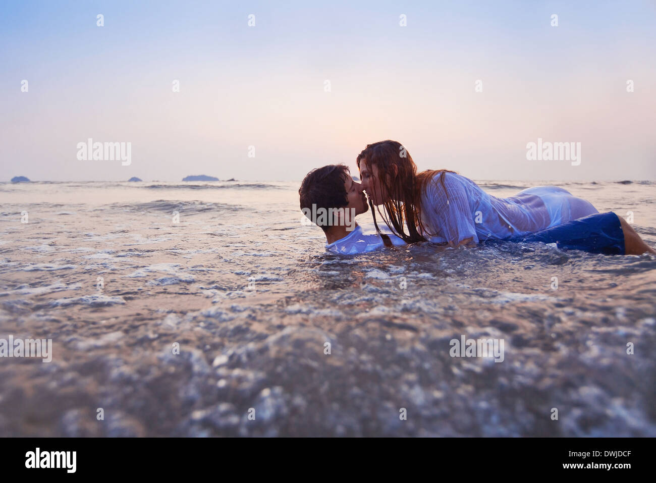 erotisches paar küssen im Wasser Stockfotografie Alamy