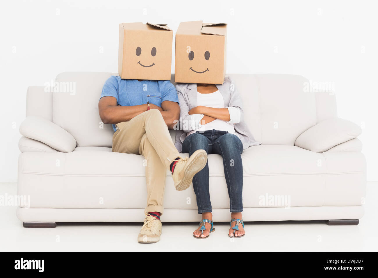 Junges Paar mit glücklichen Smiley-Boxen über Gesichter Stockfoto