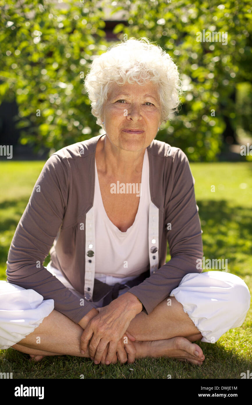 Frau sitzt gras Fotos und Bildmaterial in hoher Auflösung Alamy