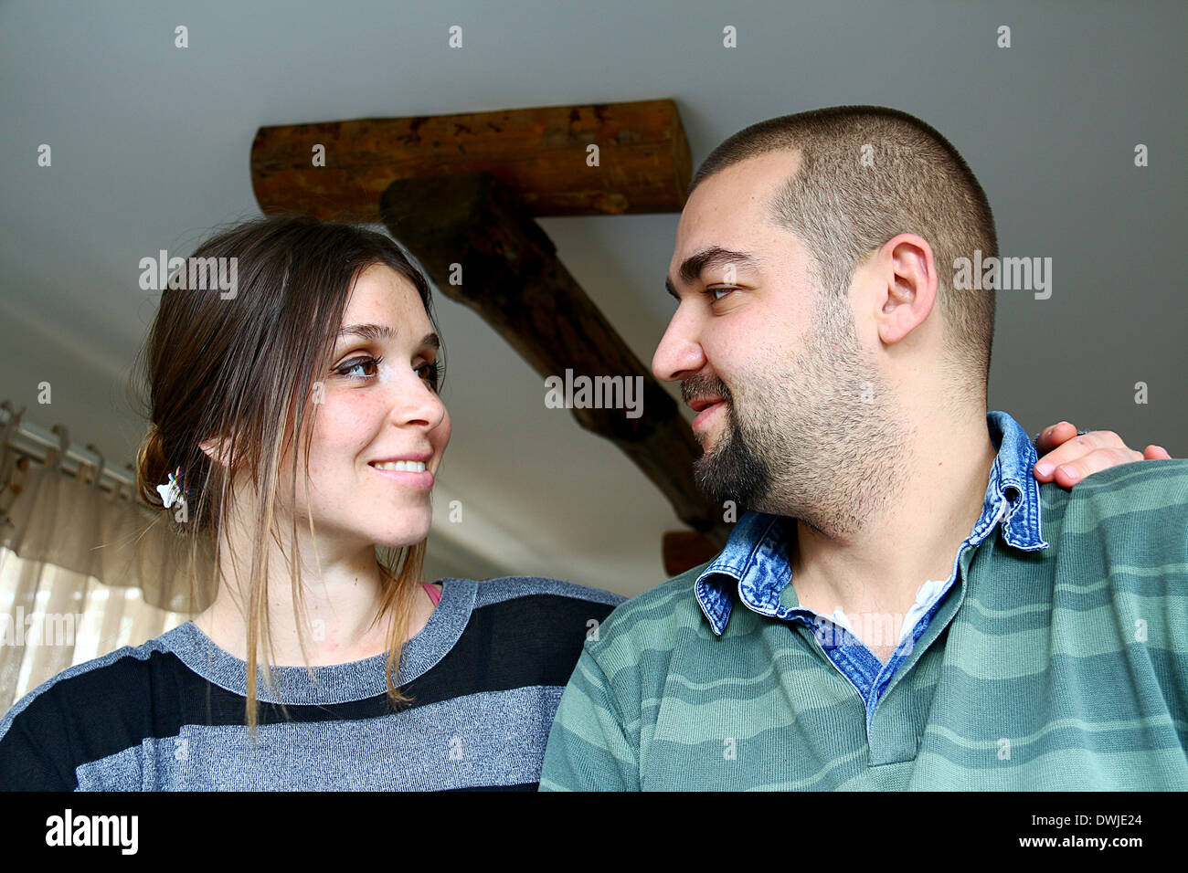 Junge türkische paar einander betrachtend Stockfoto