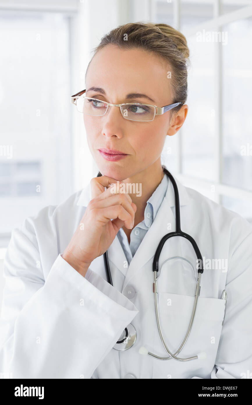 Kontemplative schöne Ärztin im Krankenhaus Stockfoto