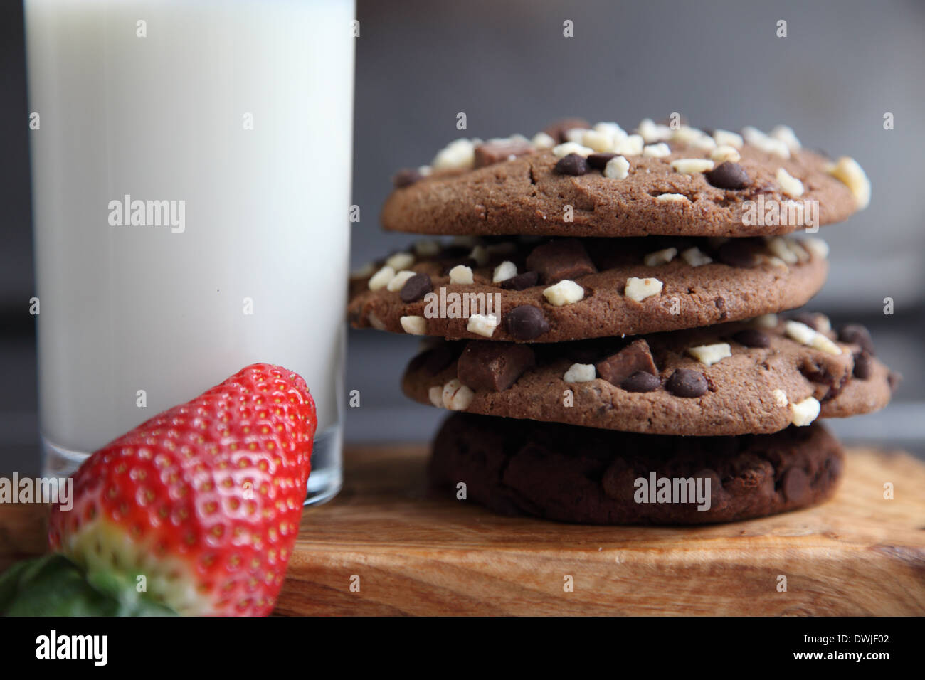 Milch und Choc chip cookies Stockfoto