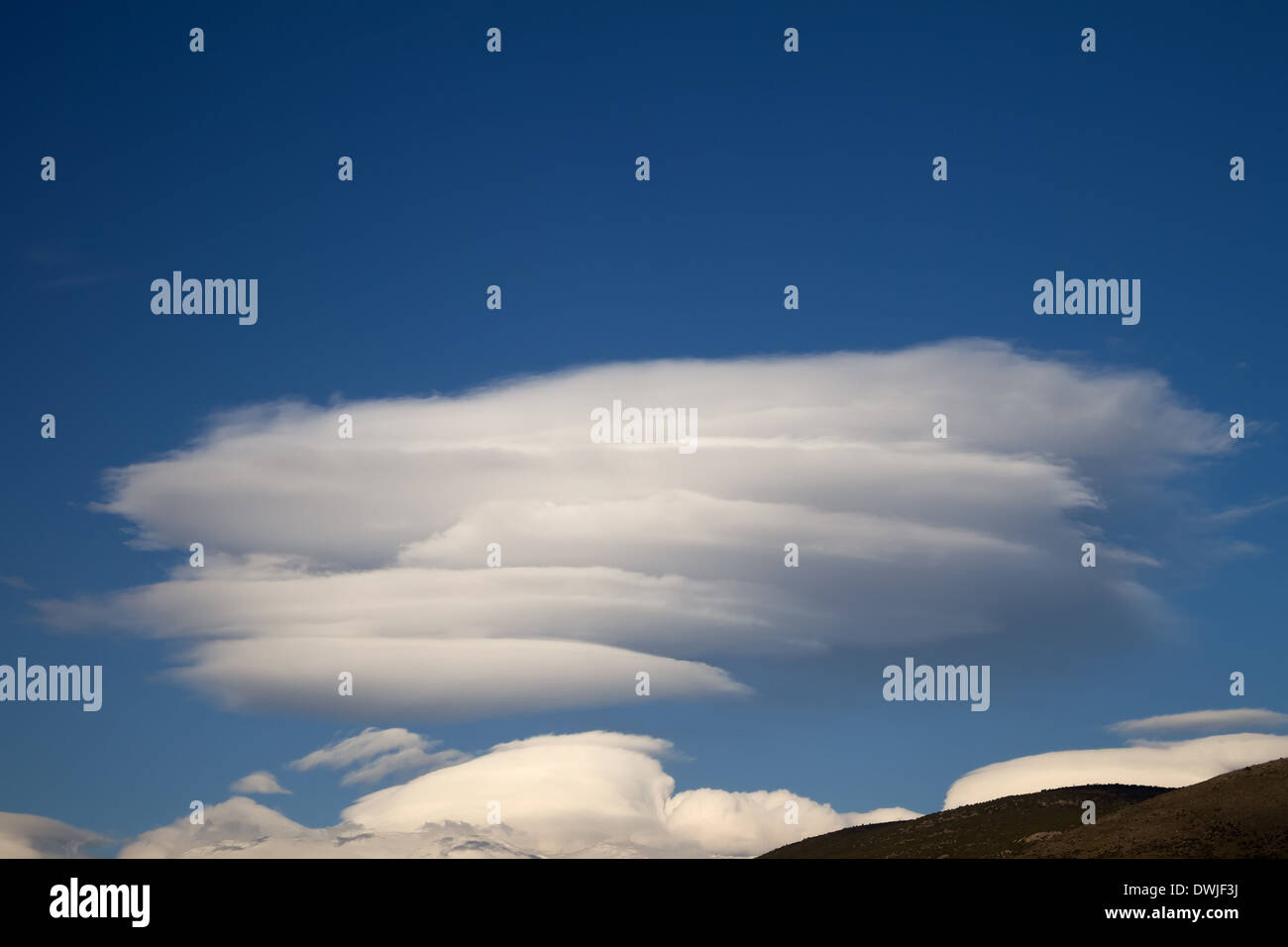 Linsenförmige Wolken gebildet über Berg Parnassos (Griechenland) Stockfoto