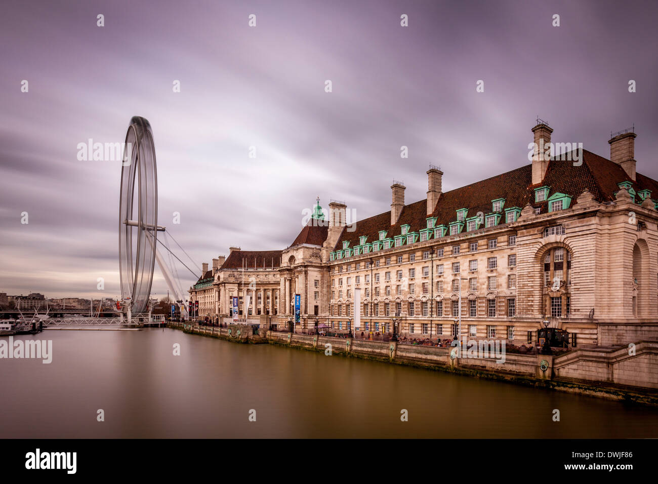County Hall und dem EDF Energy London Eye, London, England Stockfoto