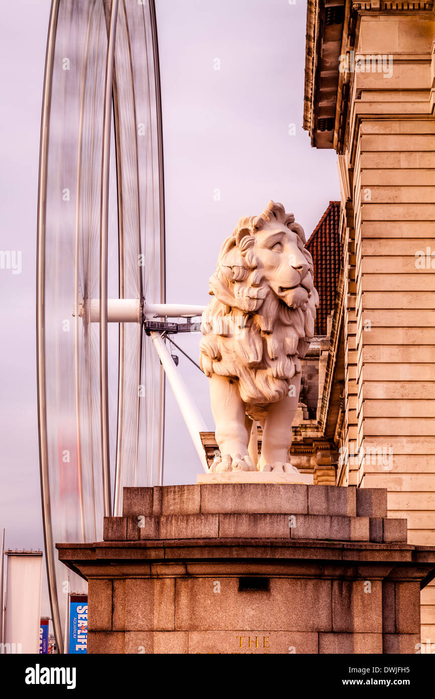 Der Löwe der South Bank und das London Eye, London, England Stockfoto