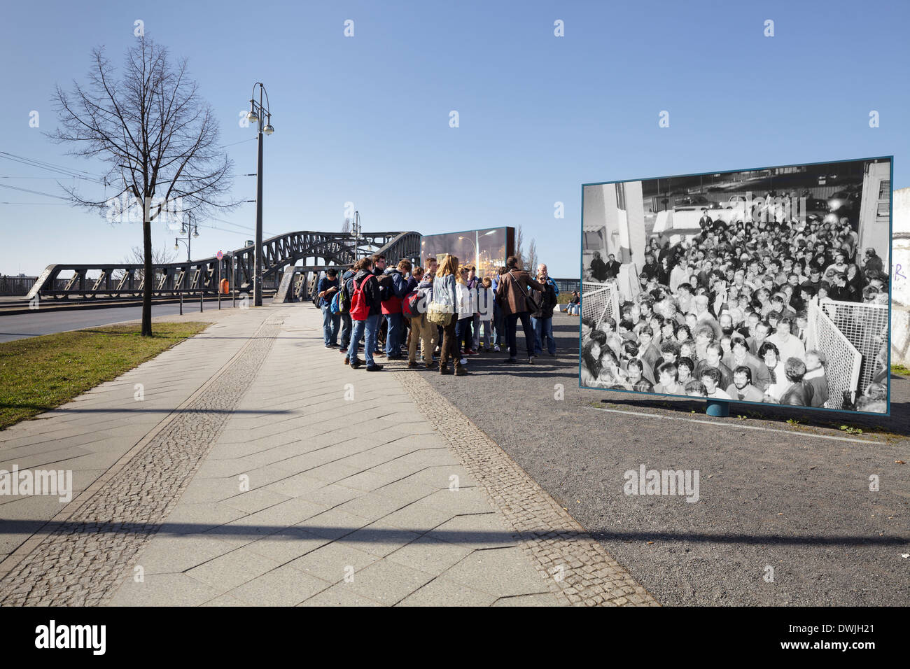 Bornholmer Straße Brücke mit Foto-Boards der Fall der Berliner Mauer, Berlin, Deutschland Stockfoto