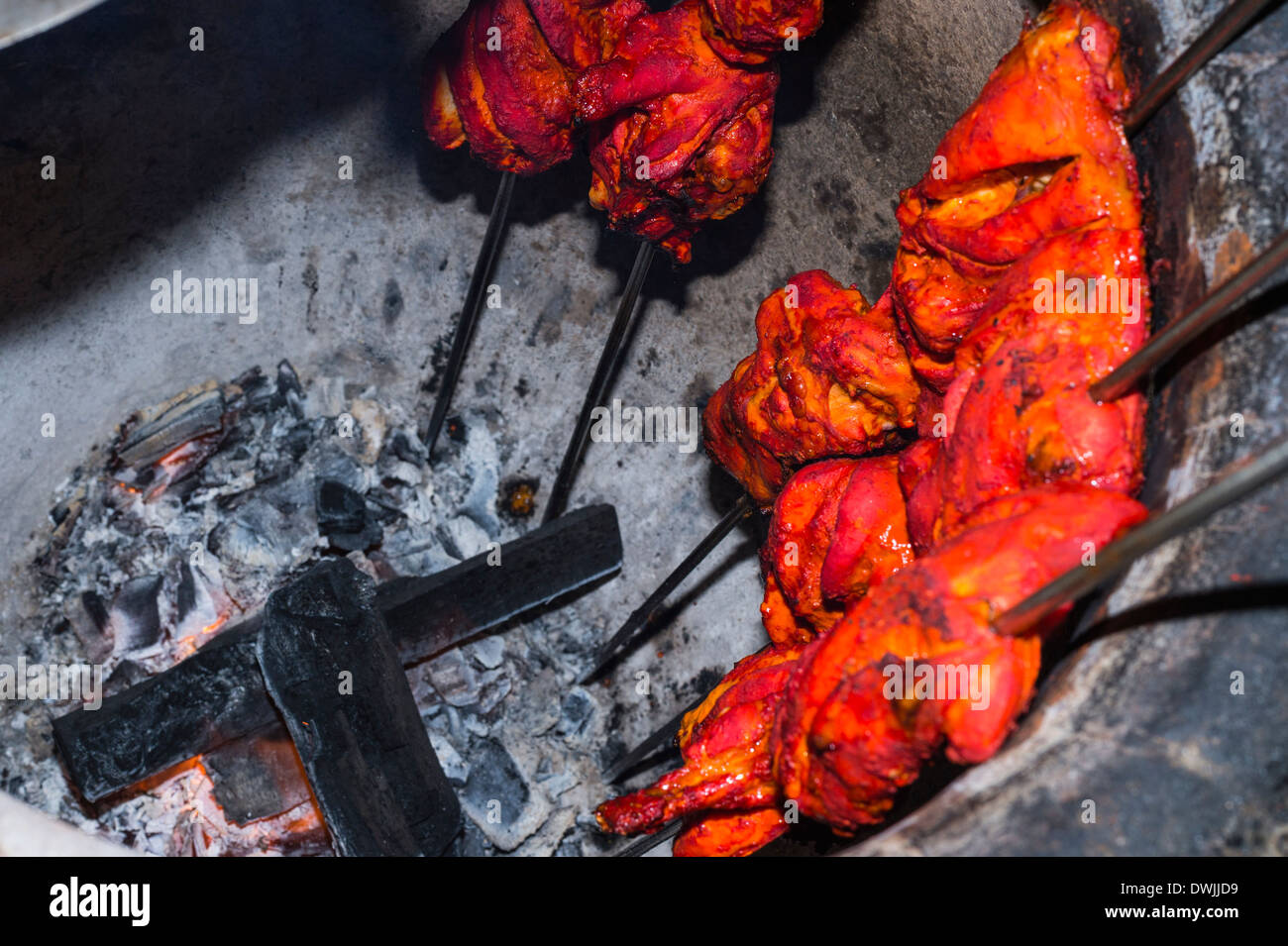 Tandoori Huhn in einem Lehmofen gekocht wird Stockfotografie - Alamy