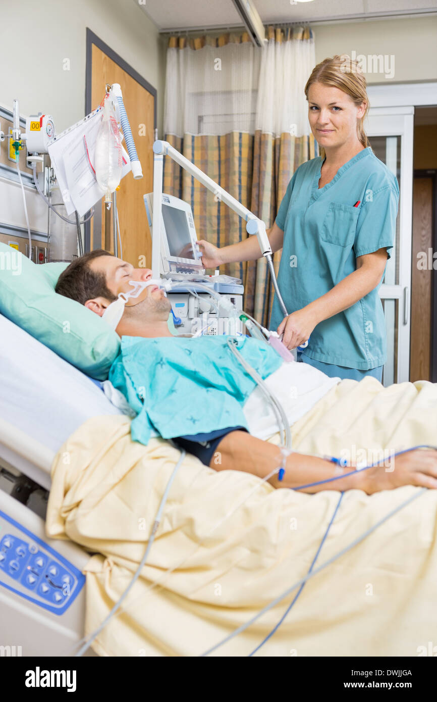 Krankenschwester Untersuchung Jungen Patient auf Bett liegend Stockfoto